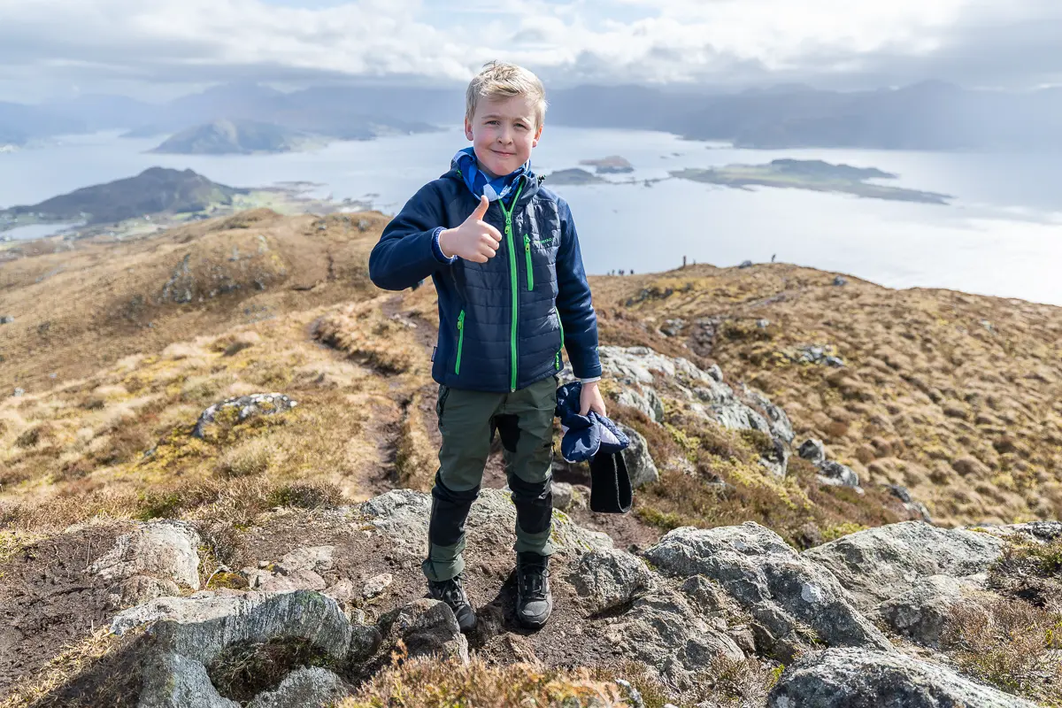 Ein fornøgd gut like nedanfor toppen av Rinden