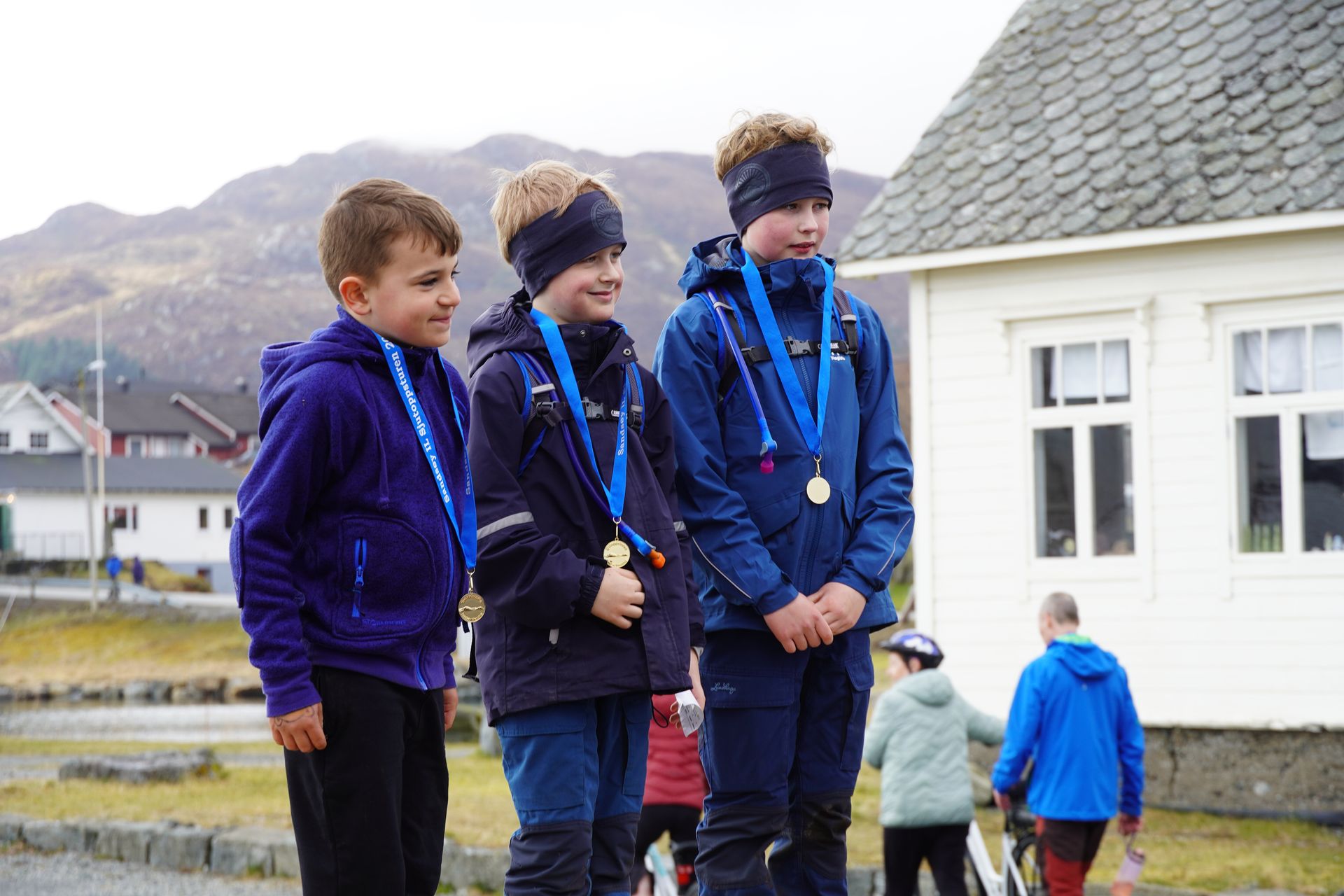 Tre nøgde gutar på sigerspallen etter å ha fullført Sjutoppsturen 2024.